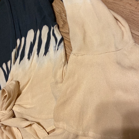 AKIRA Crop Top w Tie & Wide Bell Sleeves. Pit to pit = 18 inches. - Picture 10 of 11